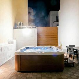 Villa Luciano - Rooftop Jacuzzi, BBQ, Billiards & Steps from Sea – hotel w mieście Sliema