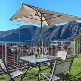 Lake view apartment and private covered parking space- La Terrazza di Jo