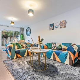 #99 Quirky and Stylish 3-Bedroom - Close to Drayton Manor Theme Park - Sleeps 6 - "Perfect for contractors and Families "