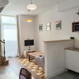 Maison de charme avec piscine et fitness, hotel in Hiersac