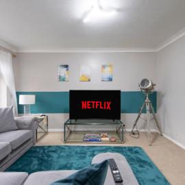 4 BR Maidstone Spacious House -Drive Parking sleeps 7、Boxleyのホテル