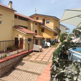 Complesso Turistico Aurora - camere & Appartamenti, hotelli kohteessa Poggio Picenze