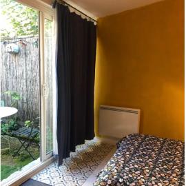 Grande chambre avec salle de bain privative