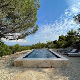 Luberon house with view, hotel em Cucuron