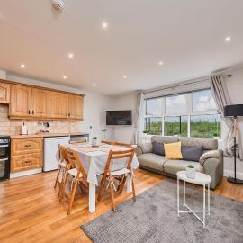 Spacious Bright Apt Walk to Beach - Dunluce Park 4, hotel in Portrush