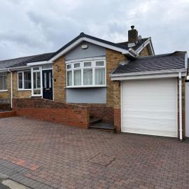 Stunning 2 Bedroom Bungalow - Free Parking - Convenient Location