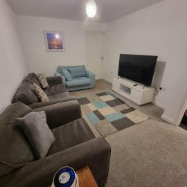Modern 2BR House Sleeps 5 Free Parking Contractor Friendly Van parking