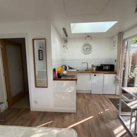 One Bedroom house free parking