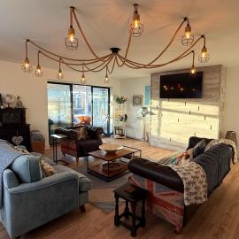 Shore Lodge Beachfront Escape, Sleeps 8, 4BR, hotel in Sutton on Sea