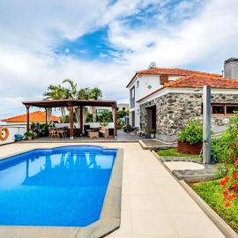 Quinta Aurora - Heated, Private Pool - Ocean View - Organic Garden, hotel in Estreito da Calheta