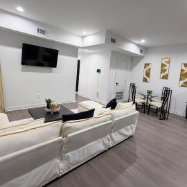 Modern Gold Oasis Spacious 3BR Close to Downtown