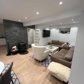 Large and stylish 4-Bedroom home in the city center, Hotel in Senja