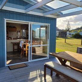 Oakura Family Bach, sleeps 10, one back from beach, hotel in Whangaruru South