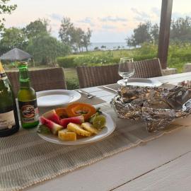 The Oasis Bukura - Beautiful Beachfront Villa, מלון בפורט וילה