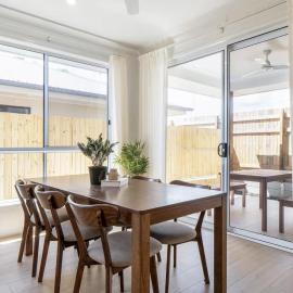 Modern 4-Bedroom Home in Pallara - Free Parking Close to Brisbane، فندق في Doolandella