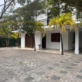 White House Airport Villa, hotel i Wattala