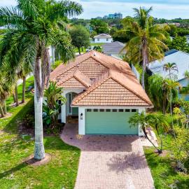 Neapolitan Vacation Rentals - Pet Friendly, Newly Updated Luxury Home with Private Pool! Complete Privacy and Only a 10 Minute Walk to Vanderbilt Beach Close to Mercato and the Best of Naples, hótel í Naples