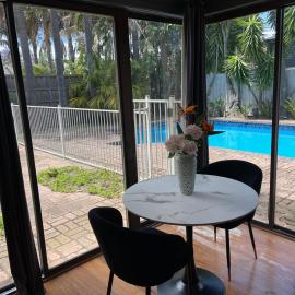 Relaxing Oasis for Families- Pool& Lush Yard, hotel a Moorabbin