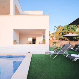 Villa Romeo cerca de la Playa de Talamanca e Ibiza, hotel in Santa Eularia des Riu