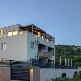 Apartments King and Queen 2, ξενοδοχείο σε Povile