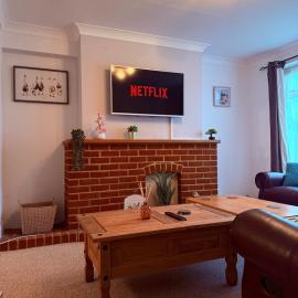 Spacious 3 Bed House In Horley With Long Driveway, hotel sa Horley