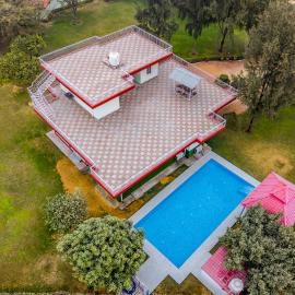 Alaya Stays Luxe FarmAcre Pet-friendly 4-BHK Villa With Private Pool, Garden & Terrace, hotel in Gurgaon