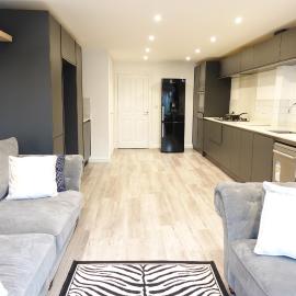 4 bedroom, Sleeps 12, Free Parking