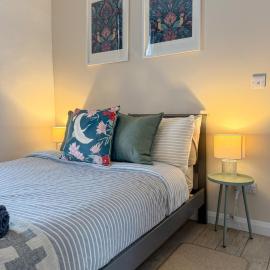 The Studio Retreat - 2 bed flat, sleeps 4 - Brampton Town Centre, Hadrians Wall، فندق في برامبتون