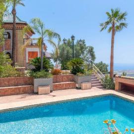 Casa La Mimosa Velez-Malaga by Ruralidays، فندق في فيليز-مالاغا