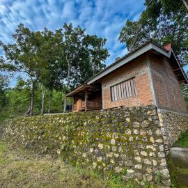 Sunrise and Ocean View Private Cabin - ESP Pacitan، فندق في Tamperan