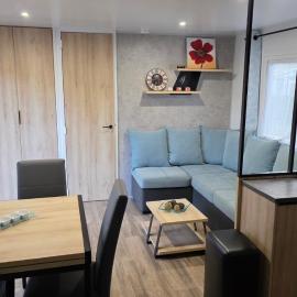 Mobile home 4 a 6 personnes Domaine de Kerlann、ポン・タヴェンのホテル