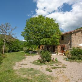 Romantic stone farmhouse studios with private terrace in beautiful Tuscany, hotel i Subbiano
