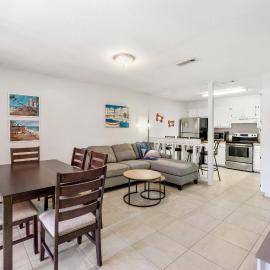2BR King, Dog Friendly, Yard Access, Private Patio, Desk, Near Beaches