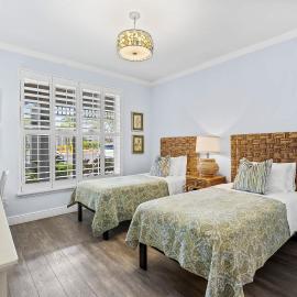Bologna - renovated first floor 2BR condo in GreenLinks! Lake and golf views, resort pool, jacuzzi, gym and tennis access! Near Naples beaches, dining, shopping and Marco Island area, perfect for guests who value convenience, comfort and nature!
