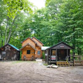 Three Cabins - Pet Friendly & Hot Tub – hotel w mieście Warren