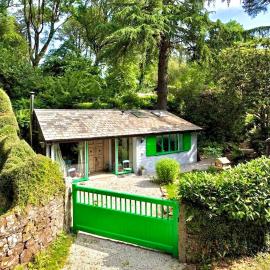 Enchanting Lodge, Cosy Hidden Gem with Woodburner, hotel in Newton Abbot