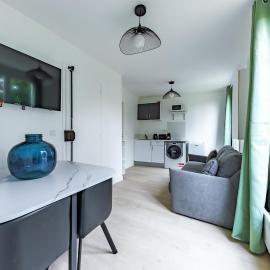 Spacious 1-Bedroom Apartment for 4, 15 min from Gare de Lyon, 3-Star Comfort, hotel in Charenton-le-Pont