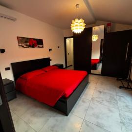 Modern Apartment with Balcony 2 Bedrooms & 2 Bathrooms near Cremona Fair