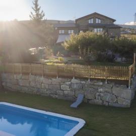 Casa con piscina y vistas al Cadí, hotelli kohteessa Aravell