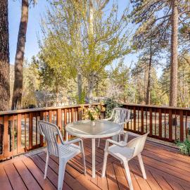 5 Mi to Mountain High Resort: Home w/ Gaming Area, hotel en Wrightwood