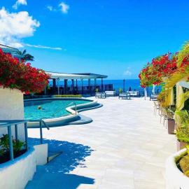 Trade Winds Hotel Antigua، فندق في Dickenson Bay