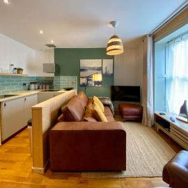 Stylish Cosy Town Centre Duplex - Close to Harbour