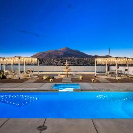 HUGE House in Joshua Tree/Yucca Valley with Pool & Hot Tub, hotel a Yucca Valley