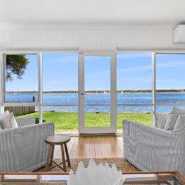 River Meets Ocean Edge - Absolute Waterfront, hotel em Barwon Heads