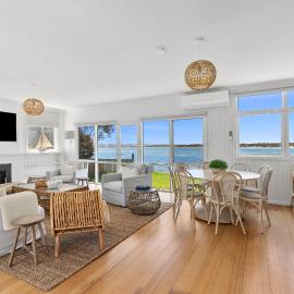 River Meets Ocean Edge - Absolute Waterfront, hotel in Barwon Heads