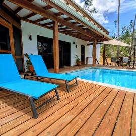 Elevated Off Grid Villa • Private Pool • waterfall, hotel in Privassion Airstrip