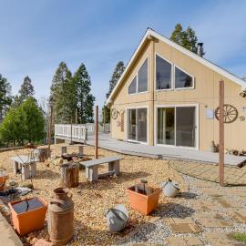 Deck & Wooded Views: 5-Acre Auberry Retreat!, Hotel in Auberry