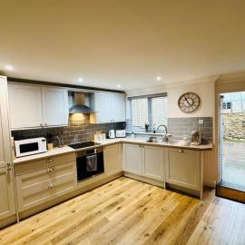 NEW Central Ryde Retreat, Melville Duplex, short walk to Beach Sleeps 6