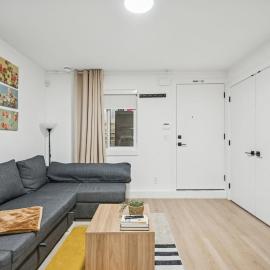 NEST- Modern 2BR Basement Retreat in South Surrey, hotel in Surrey