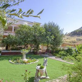 Sladana direct at the beach: Metajna şehrinde bir otel